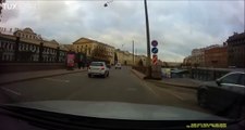 Violent russian road rage... Crazy guy hit windshield with golf club
