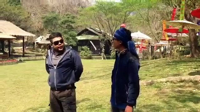 L'uomo che si prende cura di lui cade in terra: la reazione dell'elefante fa venire la pelle d'oca