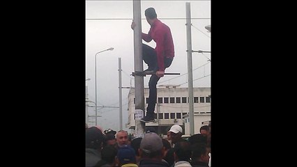 ين ماشين ؟ شاب في اريانة يحاول الانتحار شنقا بعد،ما قامت السلط المحلية بتكسير "البراكة " التي،يقتات منها