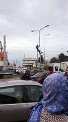 عاجل في أريانة : شاب يعلّق نفسه بعمود كهربائي والمواطنون يتدخلون