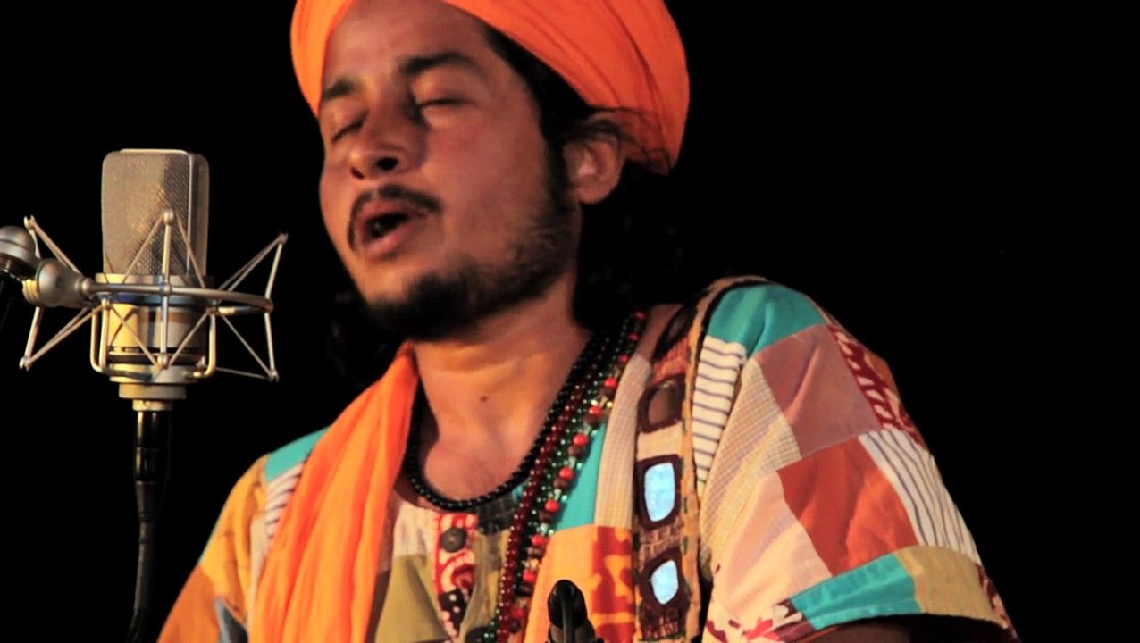 Menokaa Maathaay Dilo Ghomtaa: Simon Thacker's...