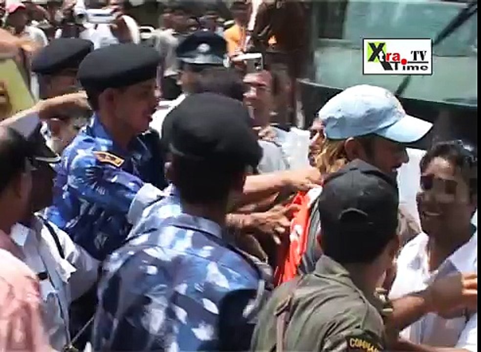 Young Girl kissed Mahendra Singh Dhoni in Public -