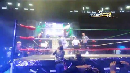 Hamilton mostró sus habilidades como luchador ante Místico