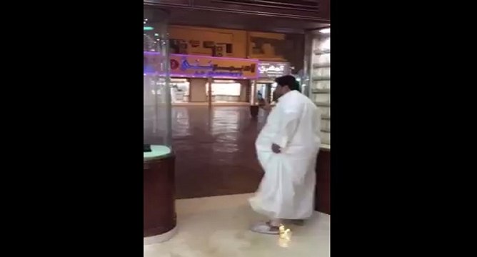 Un Saoudien surpris par la pluie