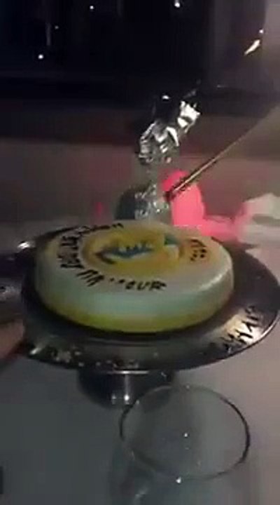 Ronaldinho félicité pour son anniversaire avec un gâteau du Real Madrid