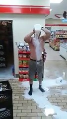Il se déverse des litres de Lait sur le corps en plein Magasin