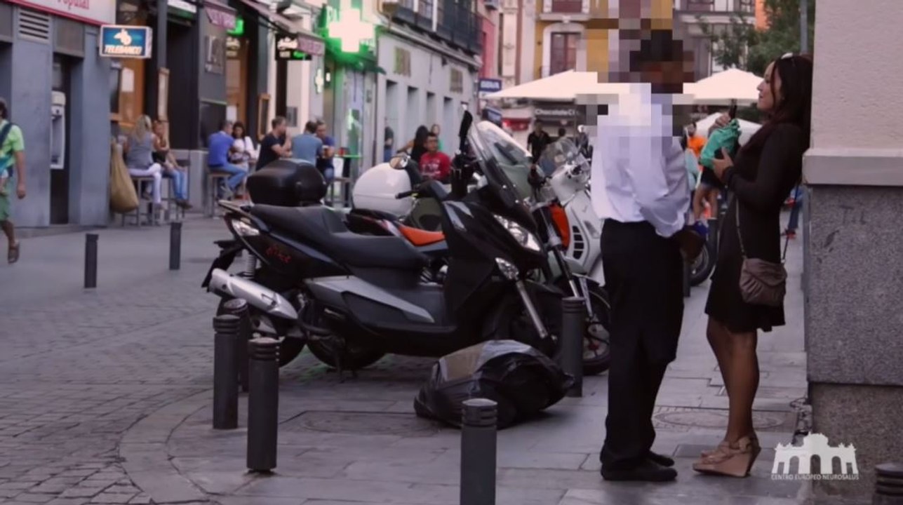 Expérience sociale : Une femme ivre dans la rue (Dangers de l'alcool)