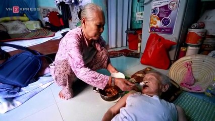 Cụ bà bán vé số nuôi 'đồng nghiệp' gãy chân