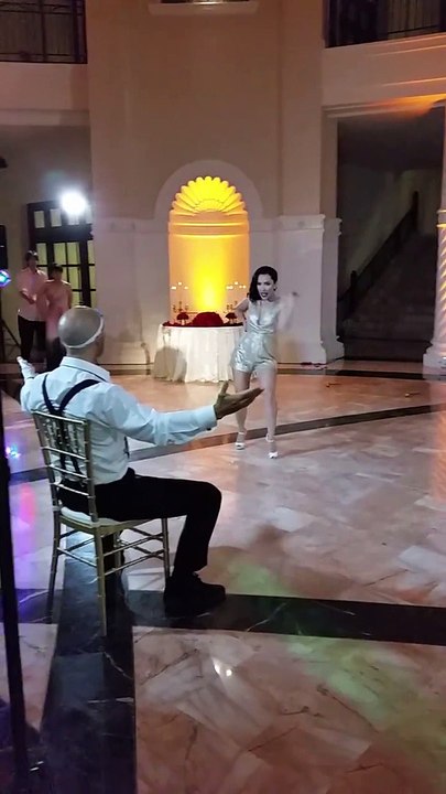 Danse de mariage un peu olé olé