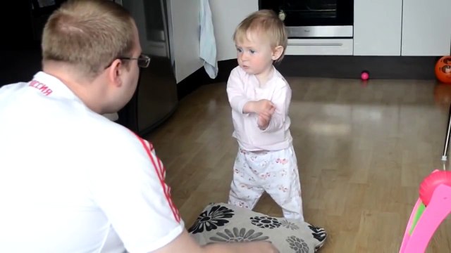 Дочка объясняет папе - что он не прав. Приколы малыши