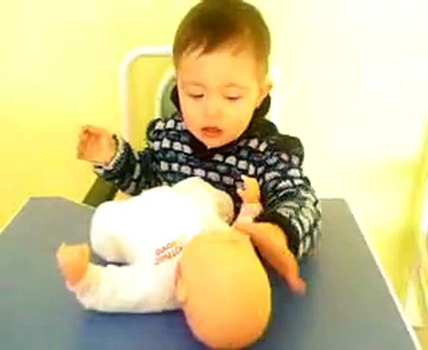 Down Sendromlu Bir Bebeğin Ağlayan Bir Bebeğe Yaptıkları