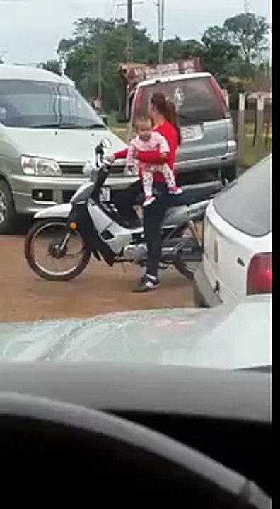 Mère indigne chute avec son bébé en moto !