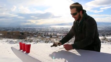 Silah ile ritim tutup müzik çalan adam