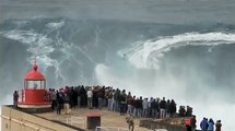 Deux surfeurs s'attaquent aux vagues géantes de Nazaré au Portugal