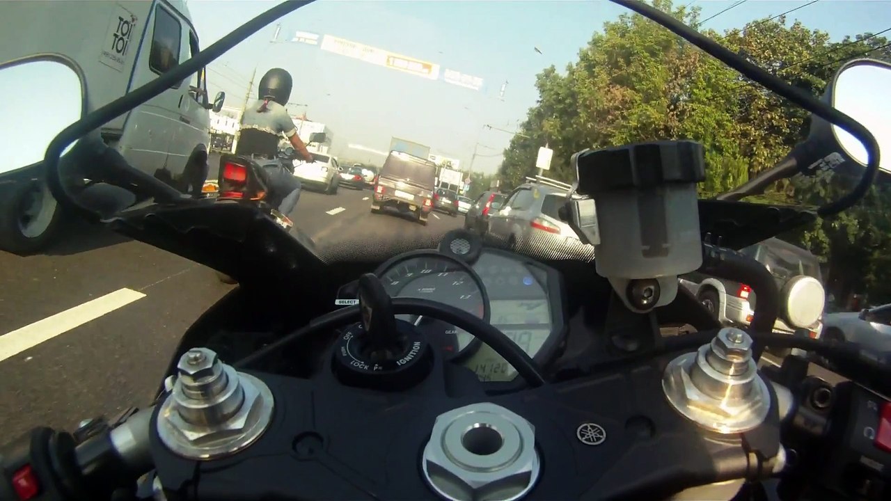 Yamaha R1. Ignoring police & chasing