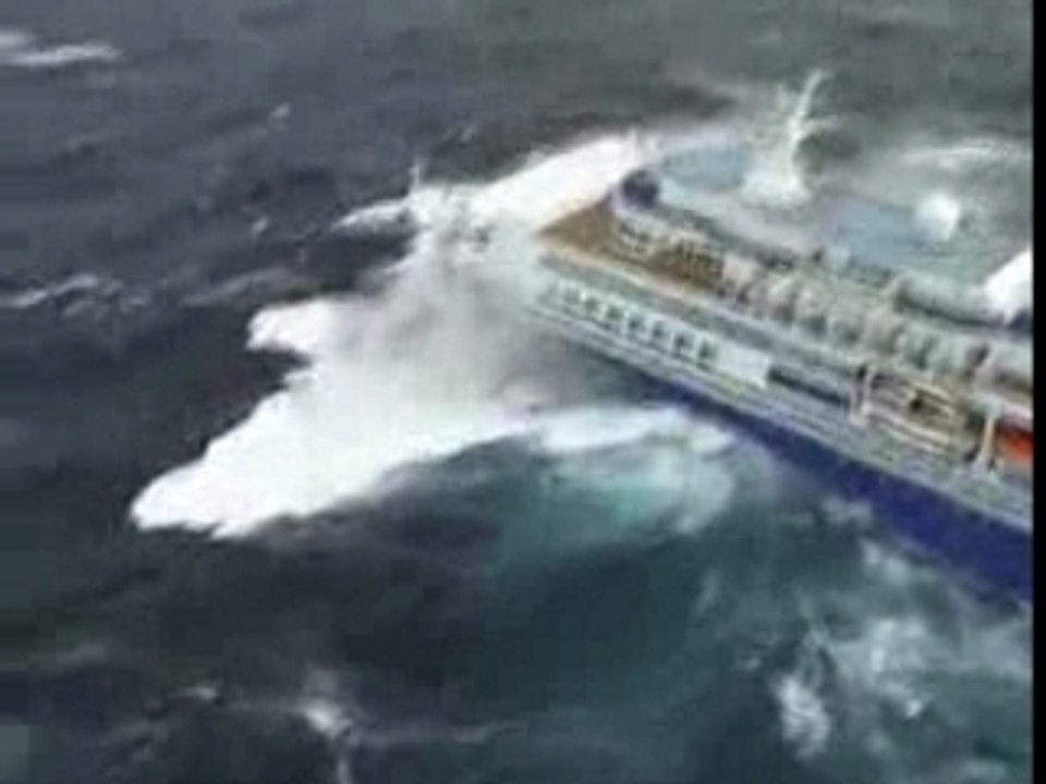 Bateau en pleine tempete