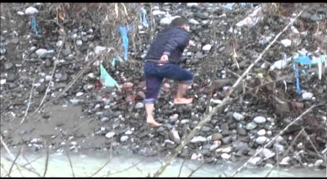 Mat, Lumi Mat nxjerr në breg një kufomë, dyshohet për vrasje - Ora News- Lajmi i fundit