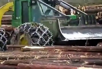 Трелевщик леса справляется с любой трясиной