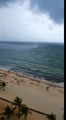 Смерч разбросал людей по пляжу в Бразилии