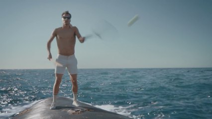 Faire du tennis sur le dos d'une baleine - Pub Old Spice hilarante