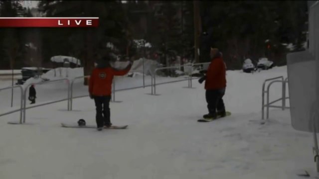 Belle chute d'un reporter qui tente de faire un High Five... Tape m'en Cinq...