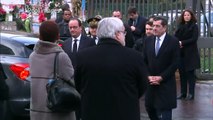 Hollande unveils plaque for policewoman killed during attacks
