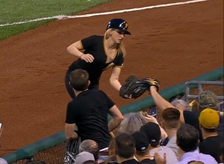Ball Girl Amazing Catch بال گرل کا شاندار کیچ