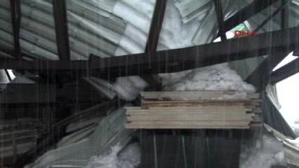 Bitlis'te Çatısı Kardan Çöken Fabrika Kullanılamaz Hale Geldi