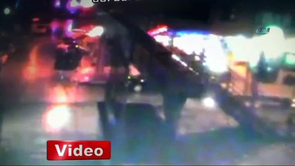 İş makinesi taksinin üzerine düştü: 1 ölü