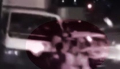 Sürücü camdan böyle fırladı!