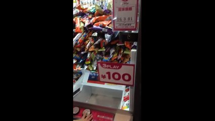JKがUFOキャッチャーでうまい棒を大量GET → 取り方が不当だとして半分も貰えず 【ゲームセンター】 [HD, 720p]