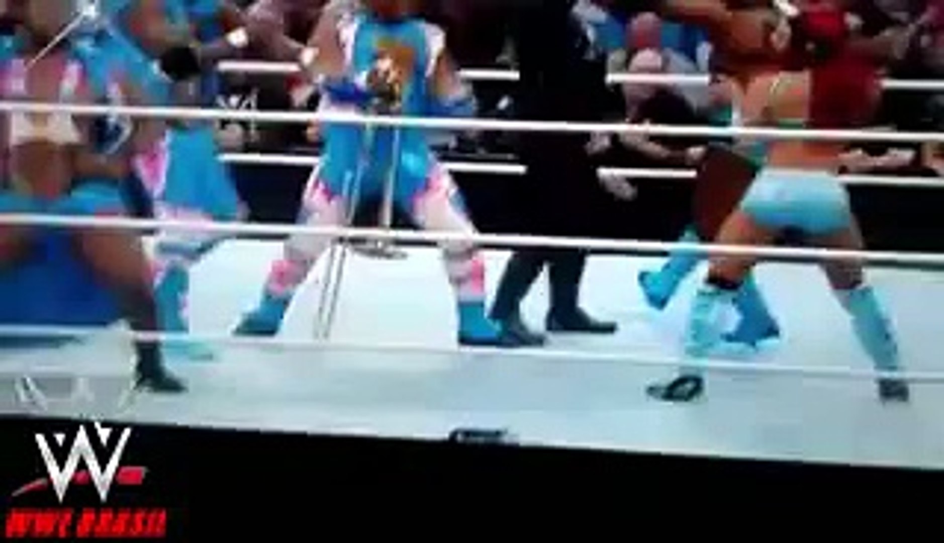 ⁣Sasha Banks rebolando