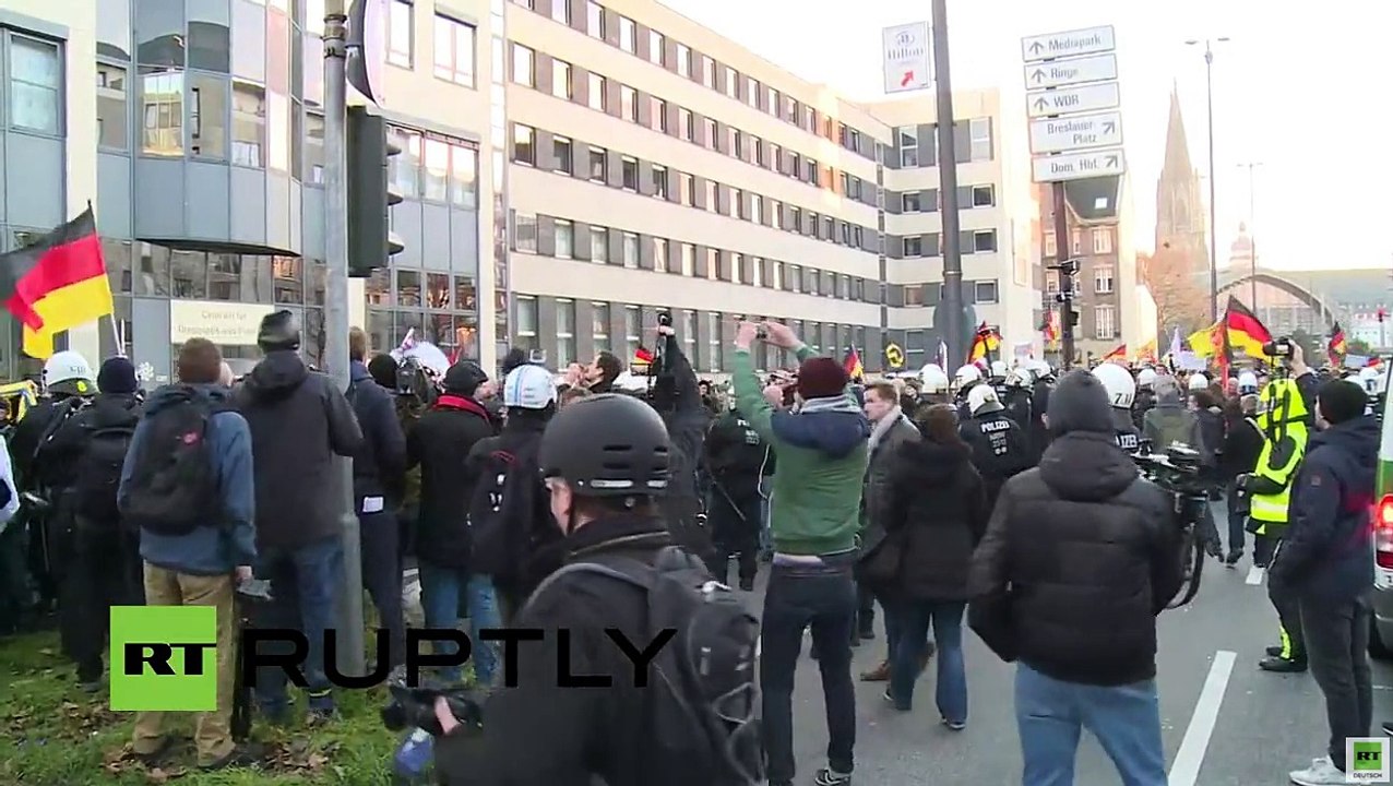 Pegida-koeln9-01-2016-005-wasserwerfer
