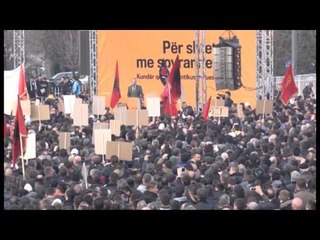 Protesta në Prishtinë.  Bomba molotov në drejtim të kryeministrisë