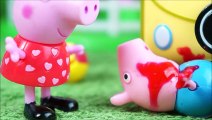 Pig George da Família Peppa Pig Quebra o Braço em Acidente de Carro! Em Portugues KidsToys  Greatest Videos