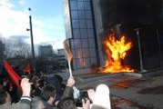 Kosova'da Muhalifler Başkanlık Binasını Ateşe Verdi