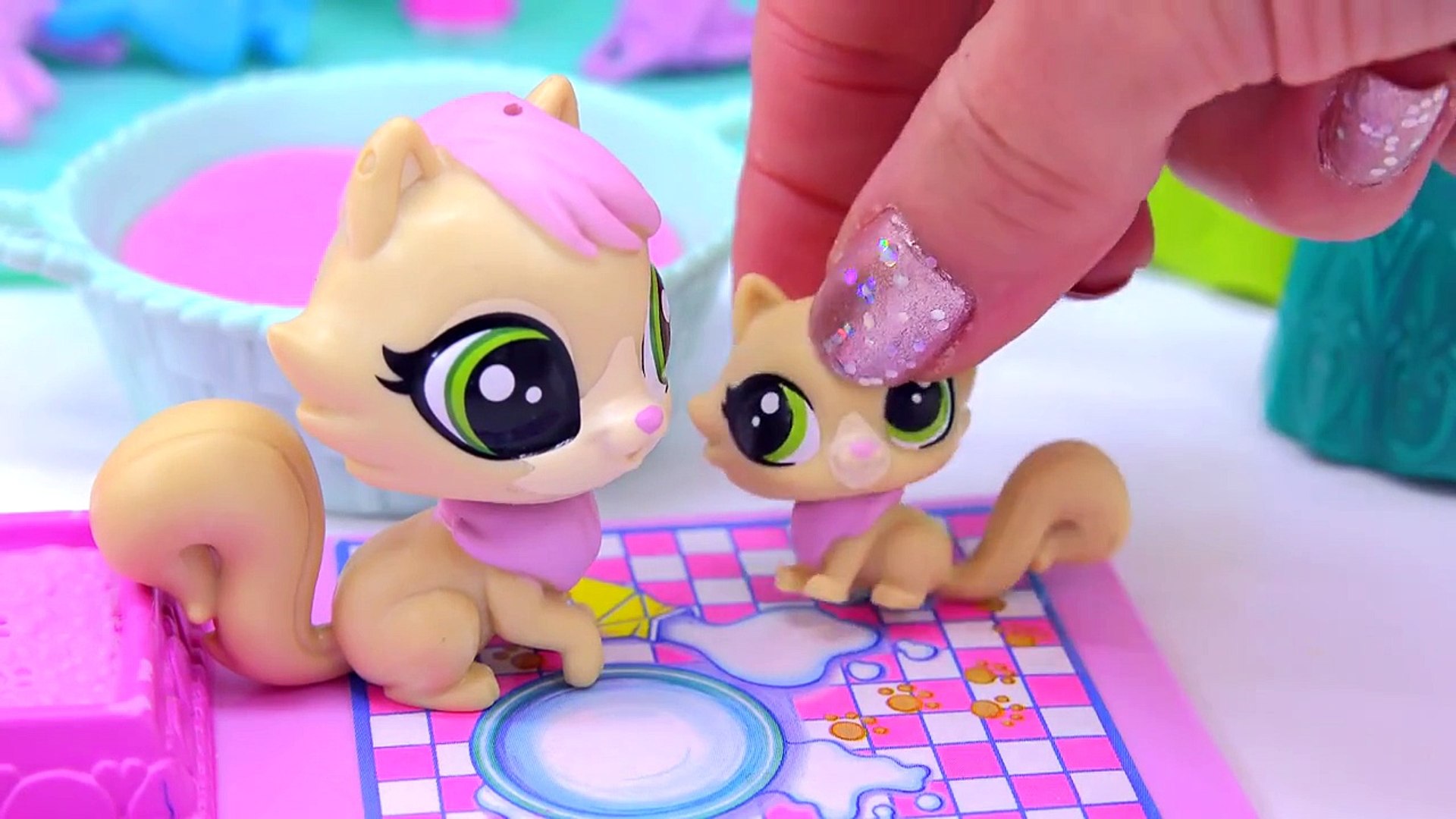 Littlest Pet Shop Kitty Cat Mom and Kitten Babies Surprise Families Playset  - Cookieswirlc - Dailymotion Video