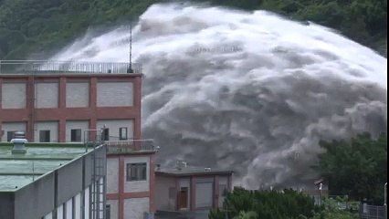 Aşırı Dolan Barajın Kapakları Tamamen Açılırsa.. Yok Böyle B