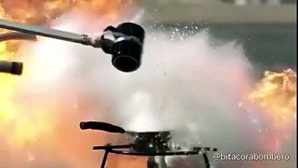 ‏فيديو‬ بالتصوير البطيء يُظهر ماذا يحدث عند سكب الماء على زيت مغلي!
