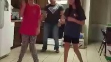 أب يفاجئ  ويشارك في رقصة مع بناته