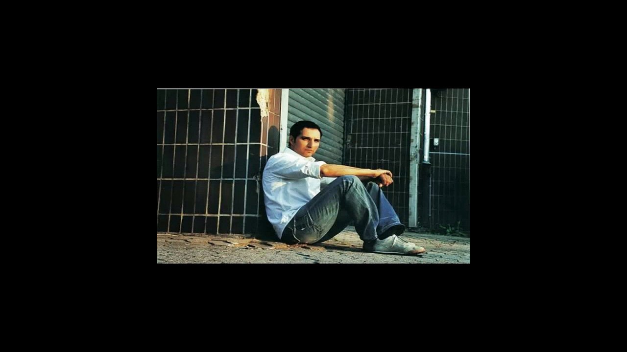 Sana git diyemem kal demekte gelmiyor içimden son sözünü söyledin beni bırakıp giderken ahh gün gelir pişman olup birgün dönersen eskidendi deyip geçeceğim .!! 2 Beğenme