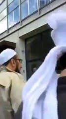 Descargar video: Maulana Tariq Jameel with son Maulana Yousaf Jameel before Belgium Bayan. Maulana Tariq Jameel Videos