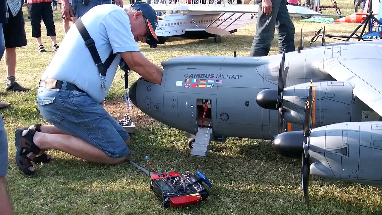 AIRBUS A400M GIGANTIC RC SCALE AIRLINER MODEL FLIGHT DEMO / Airliner Meeting Airshow 2016