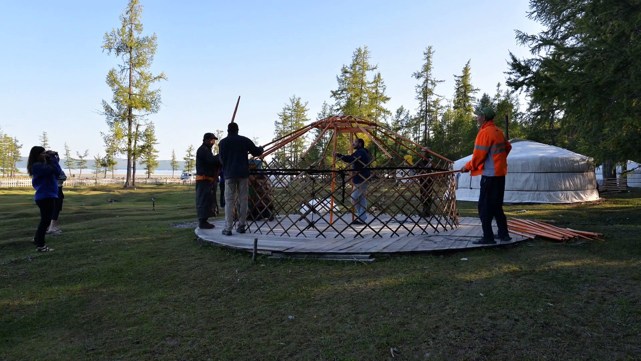 Montage d'une yourte en Mongolie en 20 secondes