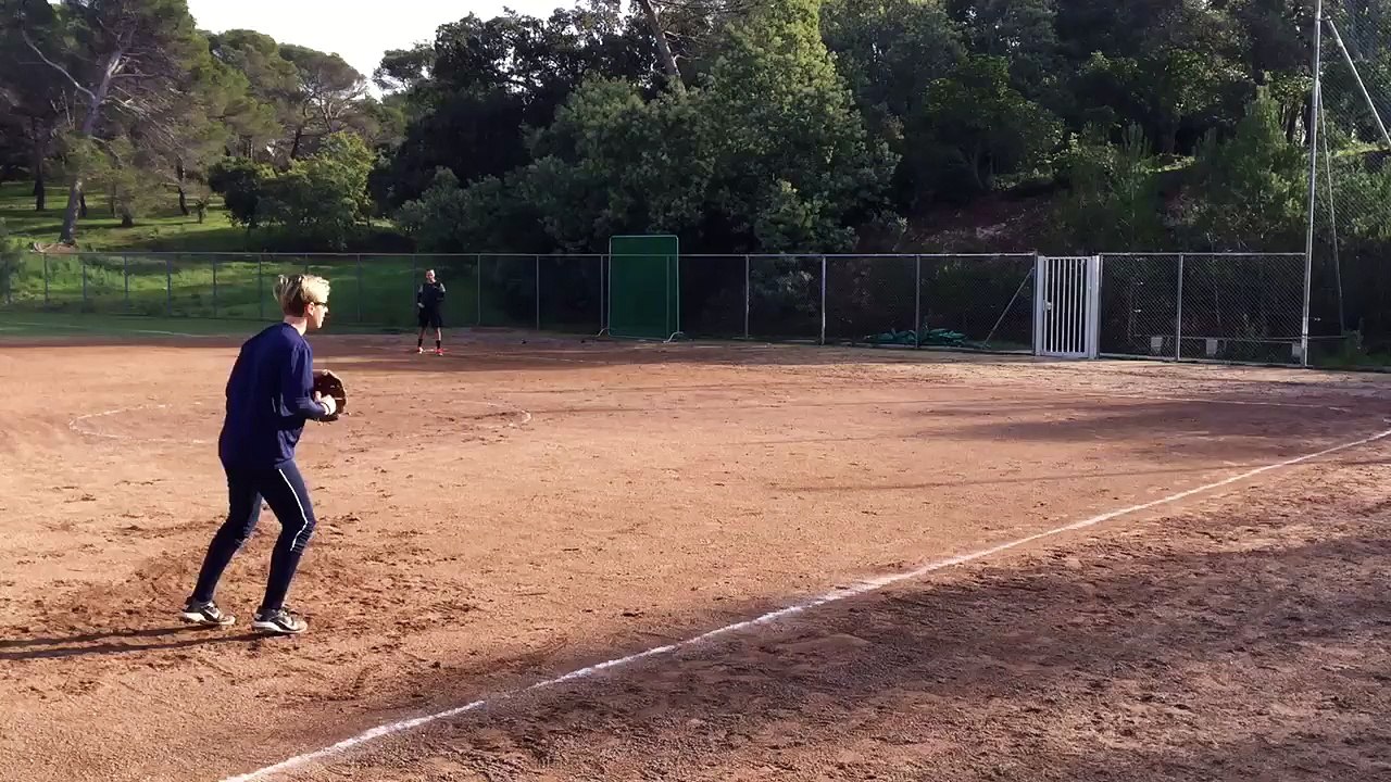 Manon Marie - Third base - Bunt - Dec 15