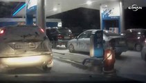 Rus sürücü, istasyonda hortumdaki benzini çakmakla kontrol etmek istedi