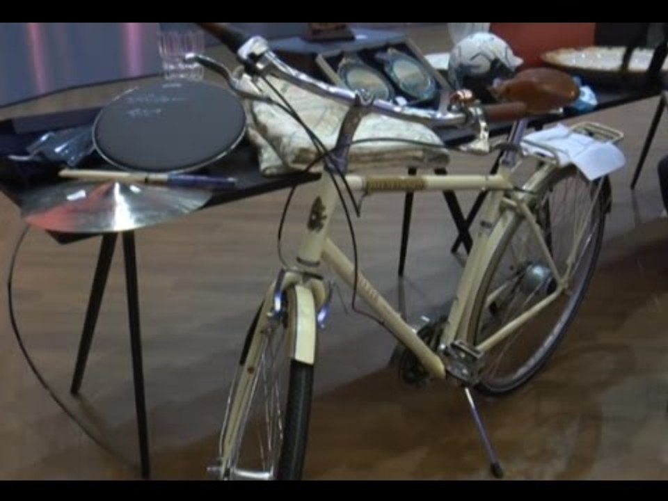 Napoli - La bici di Papa Francesco venduta all'asta di beneficenza (10.12.15)