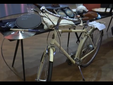 Napoli - La bici di Papa Francesco venduta all'asta di beneficenza (10.12.15)