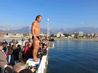 Marina di Massa tuffo in mare dal pontile 1° gennaio 2015