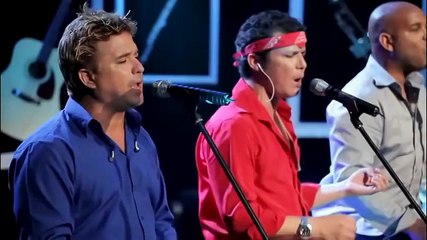 Ils interprètent une chanson populaire, mais l'homme en rouge se lève et épate toute la foule!